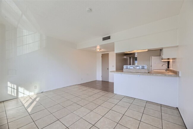 Foto del edificio - BEAUTIFUL 2 Bedroom 1 Bathroom Condo!