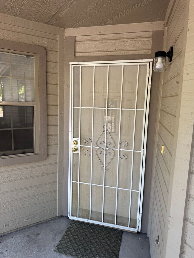 Foto del edificio - Ready For Move-In! Two-Level Townhome with...