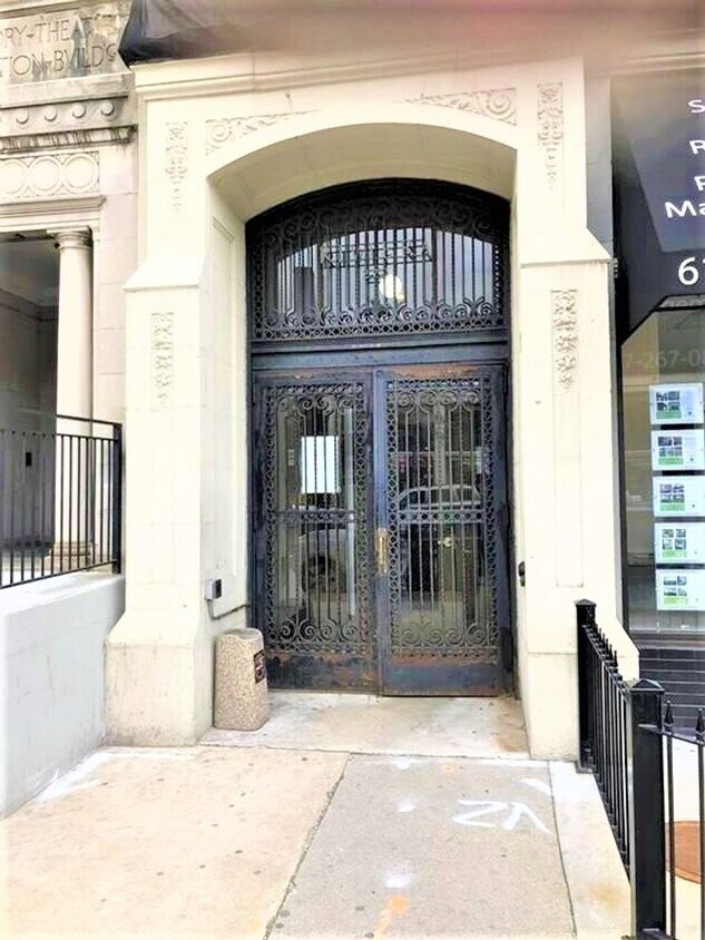 Primary Photo - Fabulous studio with 24-hour doorman is no...