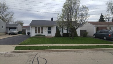 Building Photo - 446 Montrose Dr