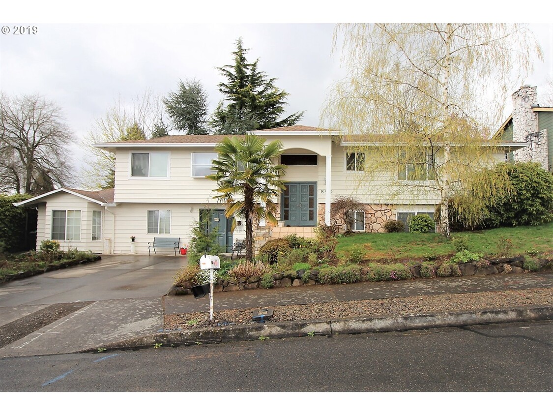 Primary Photo - 890 NW Riverview Ave