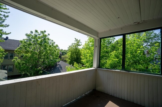 Building Photo - Beautiful Duplex Within Walking Distance T...