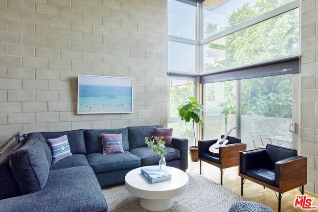 Foto del edificio - 530 N Larchmont Blvd