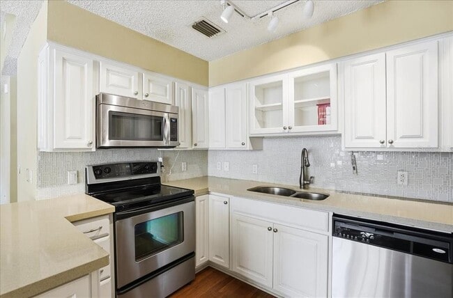 Building Photo - 701 Mirror Lake Dr N