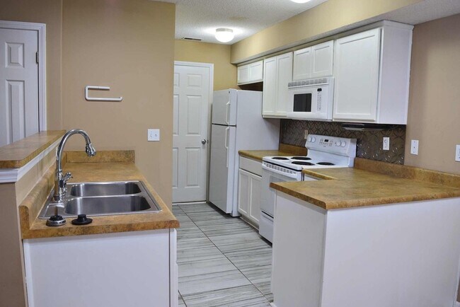 Foto del edificio - Please View 3D Virtual Walk-Through Before Scheduling a Showing