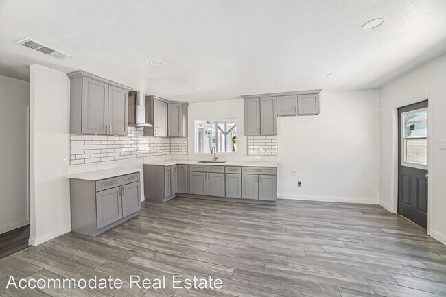 Foto del edificio - 3 br, 2 bath House - 1329 N Sultana Ave