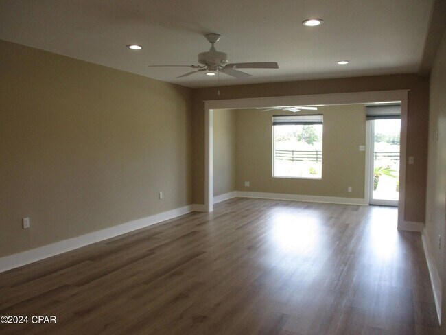 Foto del edificio - 4726 Bay Point Rd