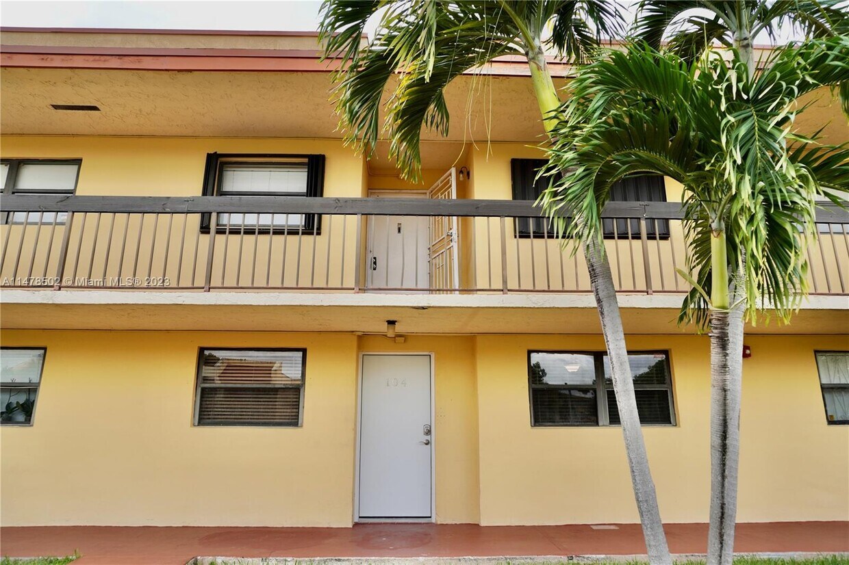 Primary Photo - 8879 Fontainebleau Blvd