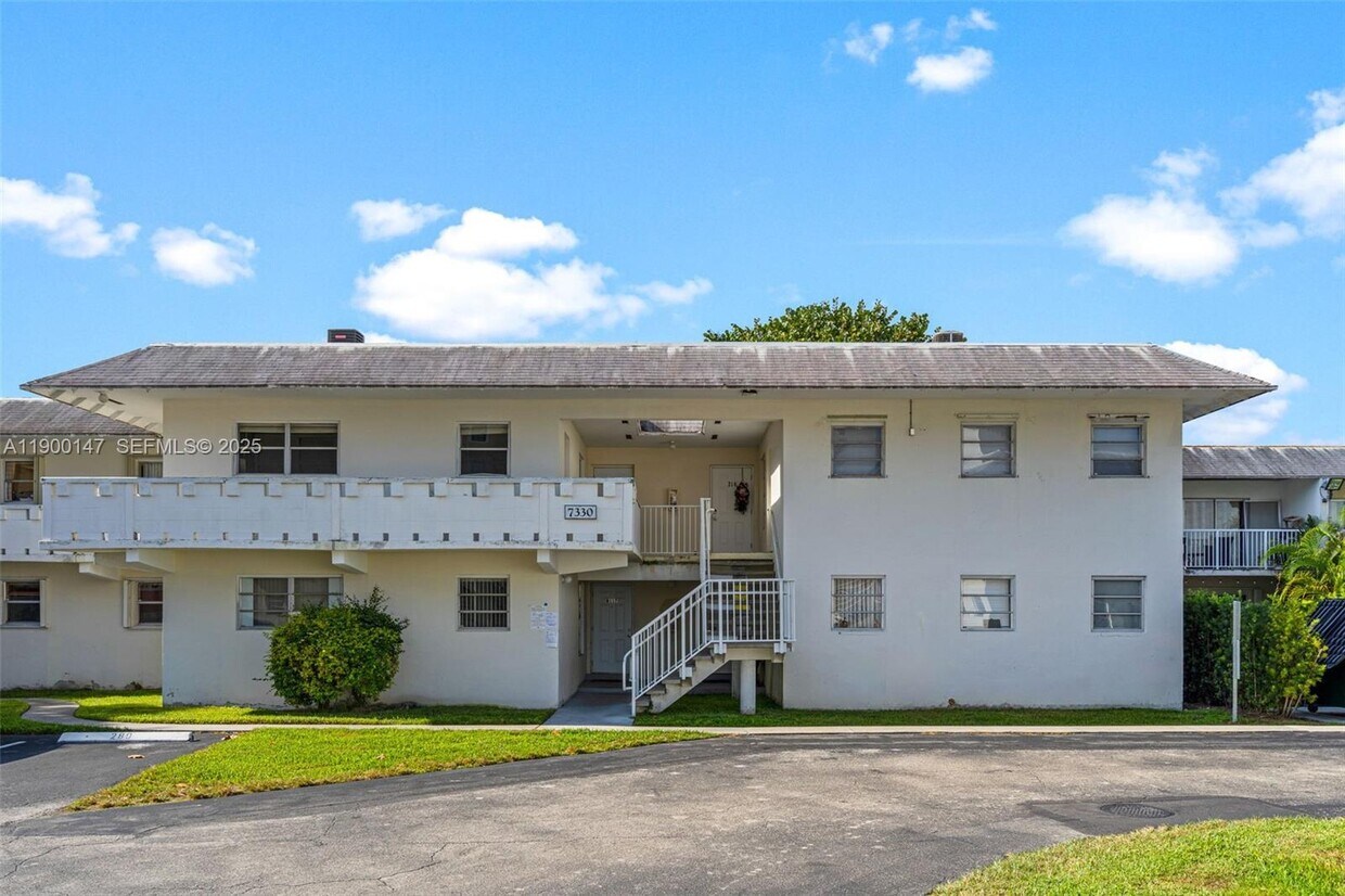 Foto principal - 7330 SW 82nd St