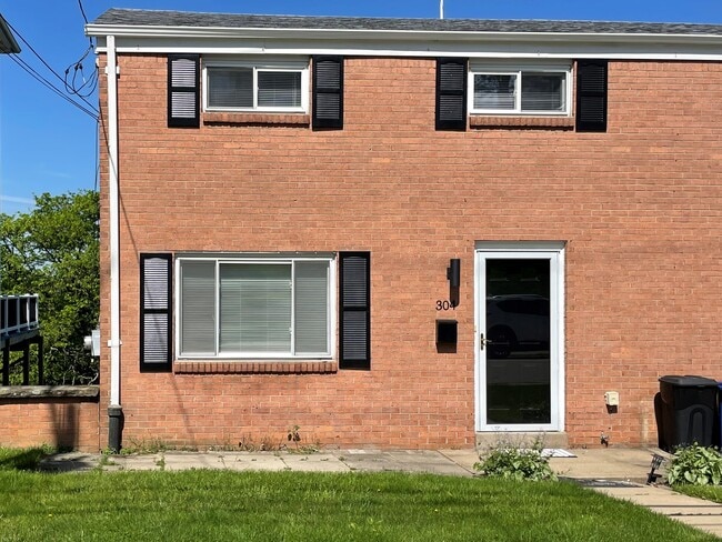Photo - 304 Oneida St House