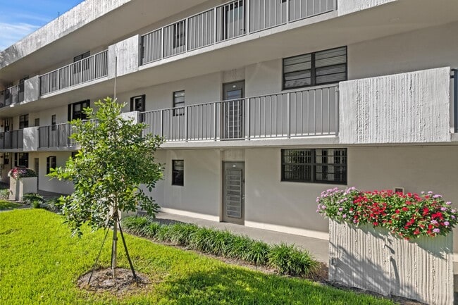 Foto del edificio - 2450 Deer Creek Country Club Blvd