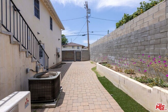 Foto del edificio - 12833 Delano St