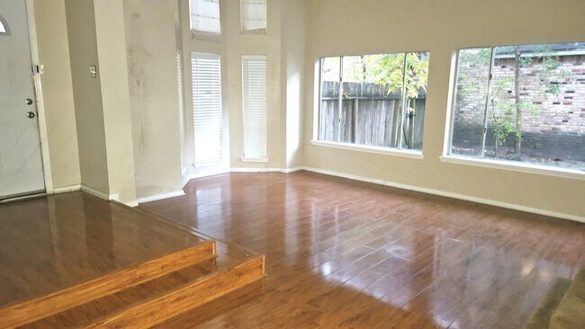 Foto del edificio - 2910 Skypark Dr