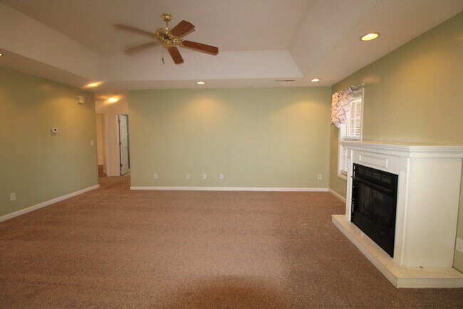 Building Photo - 305 Trillium Ln