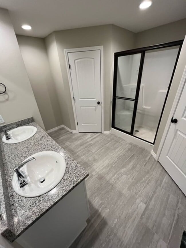 Building Photo - Beautiful one-year-old 3 bed, 2 bath, 3 ca...