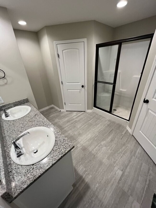 Foto del edificio - Beautiful one-year-old 3 bed, 2 bath, 3 ca...