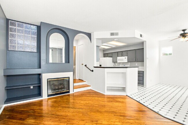 Foto del edificio - Charming 2-Bed+Loft/2.5 Bath Oasis with Attached 2-Car Garage and Private Courtyard in Foothill R...
