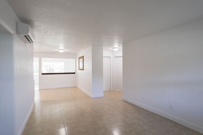 Foto del edificio - 1827 Larkin Ave