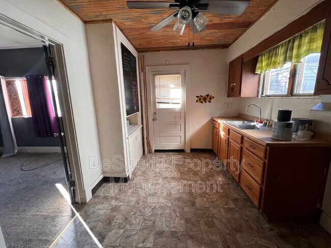 Foto del edificio - 1220 Maple Ave