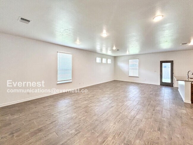Building Photo - 718 Freedom Cir