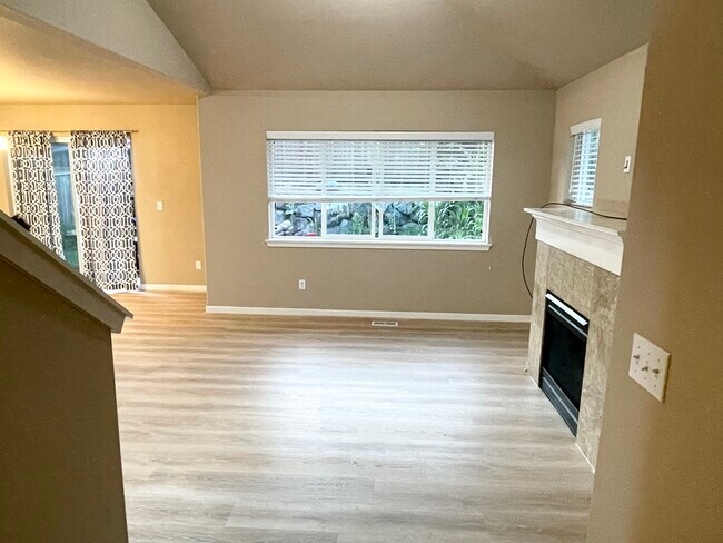 Building Photo - 1511 Farina Loop SE