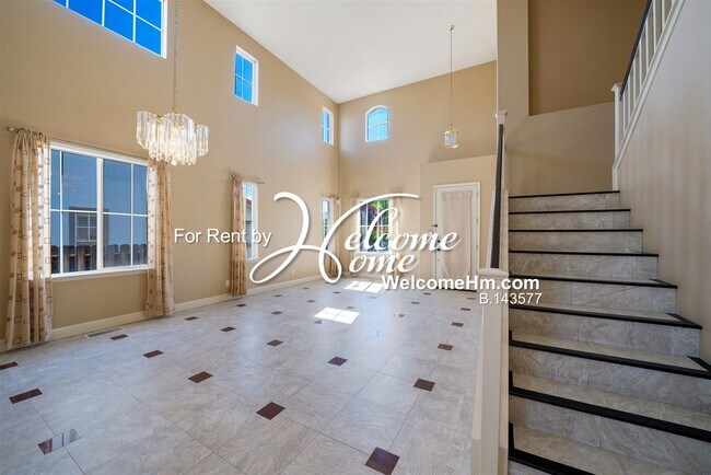 Building Photo - Large Manzanita West Home w/3 Car Garage -...