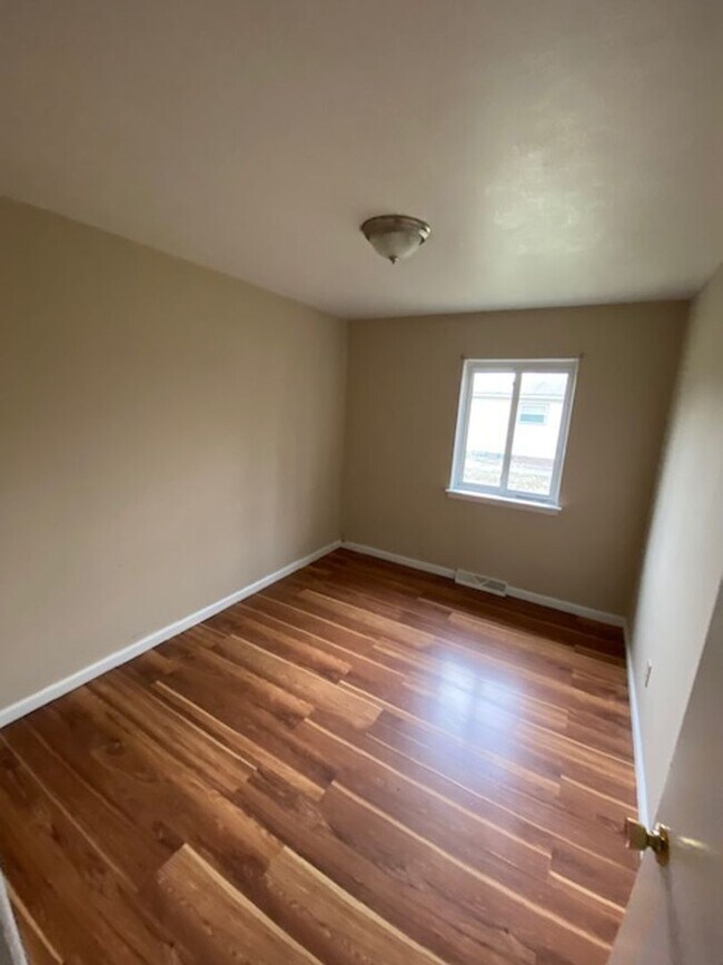 Building Photo - 3 Bedroom, 1 Ba Ranch