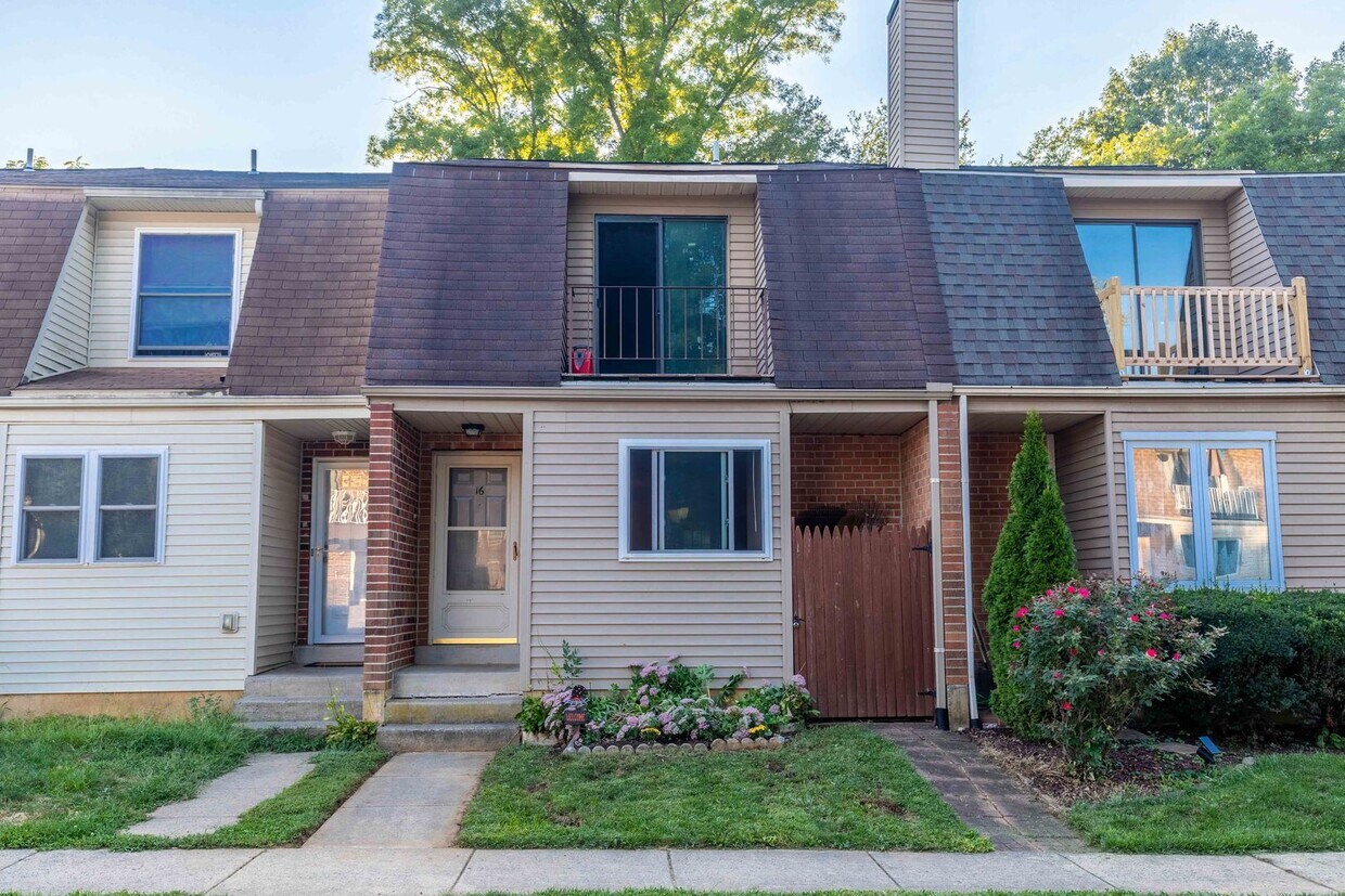 Primary Photo - 3 Bedroom 2 Bathroom Townhome - Great Vall...