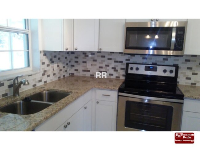 Building Photo - Immaculate  3/2  home with fenced yard