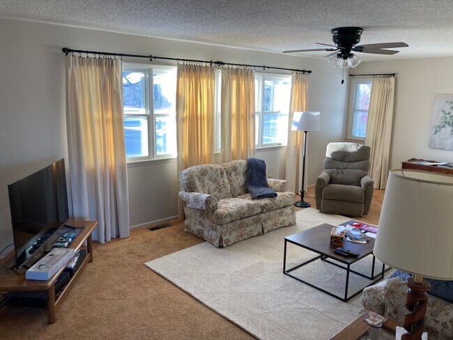 Foto del edificio - Lovely Furnished Home on Center HWY