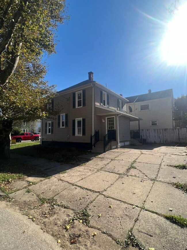 Foto del edificio - Large West Side 4 Bedroom House
