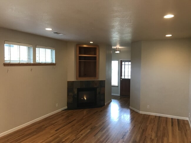 Building Photo - Three bedroom, Two bath home in Ashland.  ...