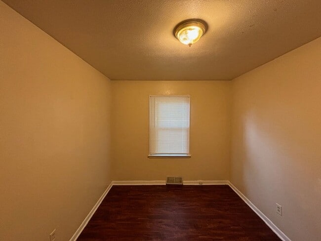 Building Photo - 3 Bedroom