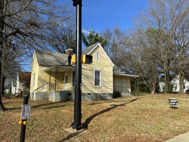 Building Photo - 606 W White St