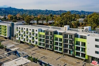 Building Photo - 11036 Moorpark St