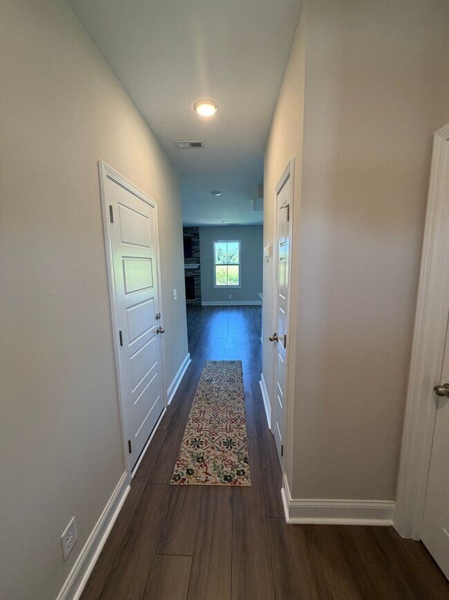 Building Photo - Exceptionally maintained, 3 bedroom home!