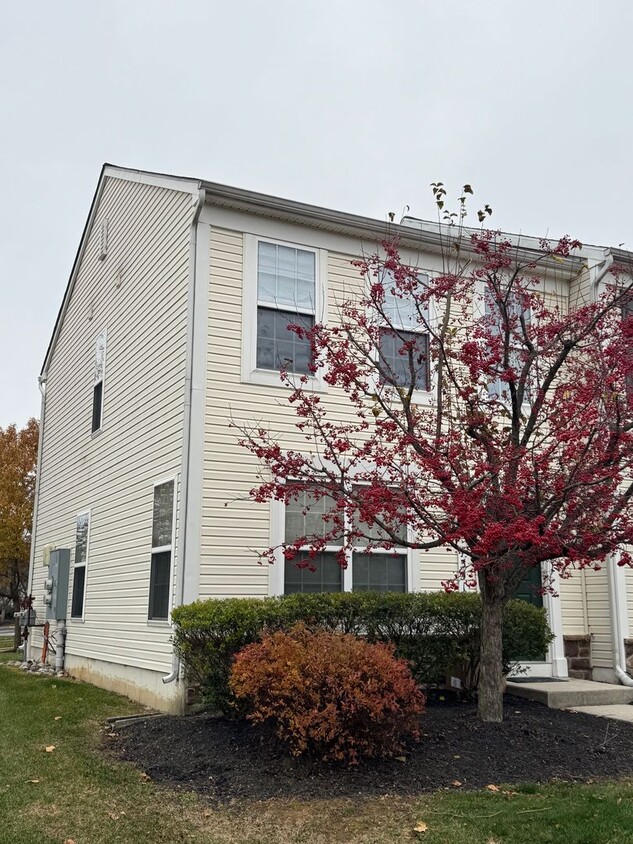 Foto principal - Upper Macungie 2 Bedroom 1.5 Bath end unit townhome for rent $1875/month