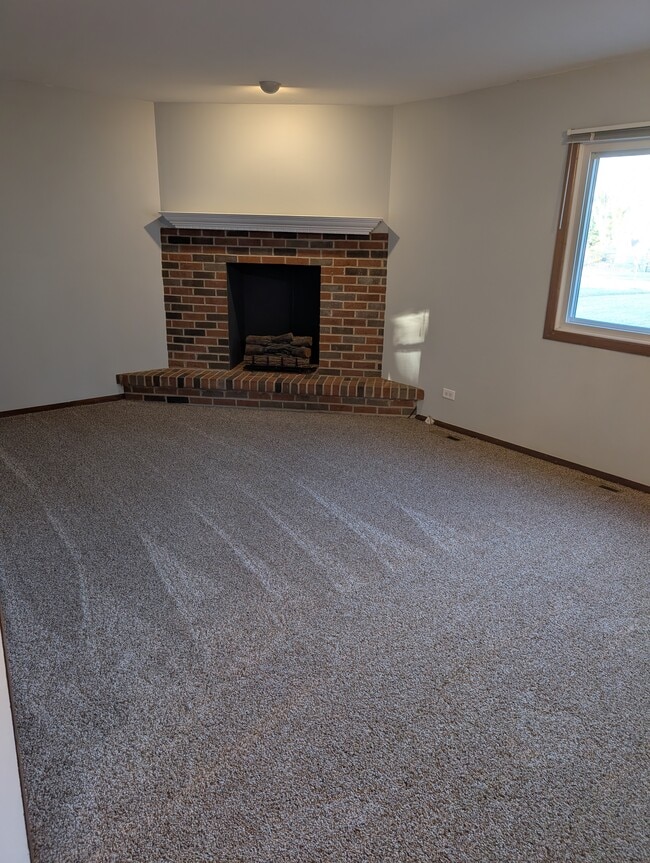 Sala familiar con chimenea eléctrica. ¡ALFOMBRA NUEVA! - 18531 W Judy Dr