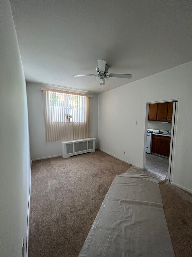 Middle Room - 2848 S Warnock St