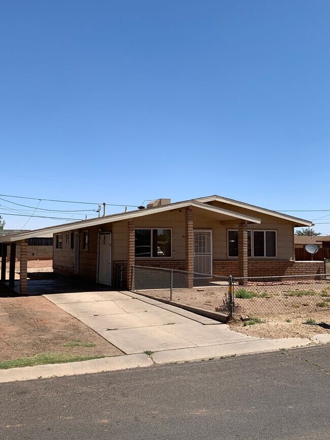 Building Photo - 800 W Hillview St