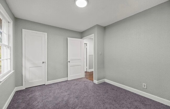 Building Photo - 1829 River Dr