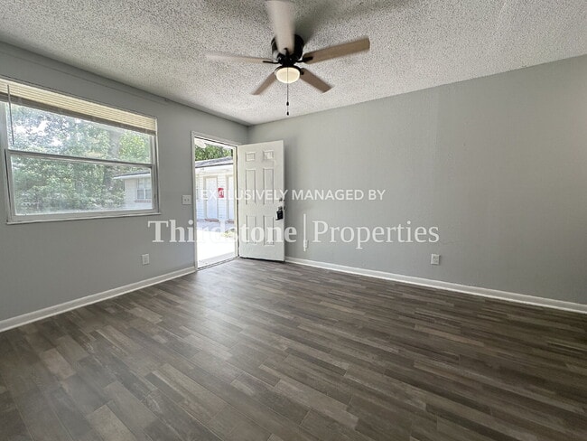 Building Photo - 1160 Comanche St