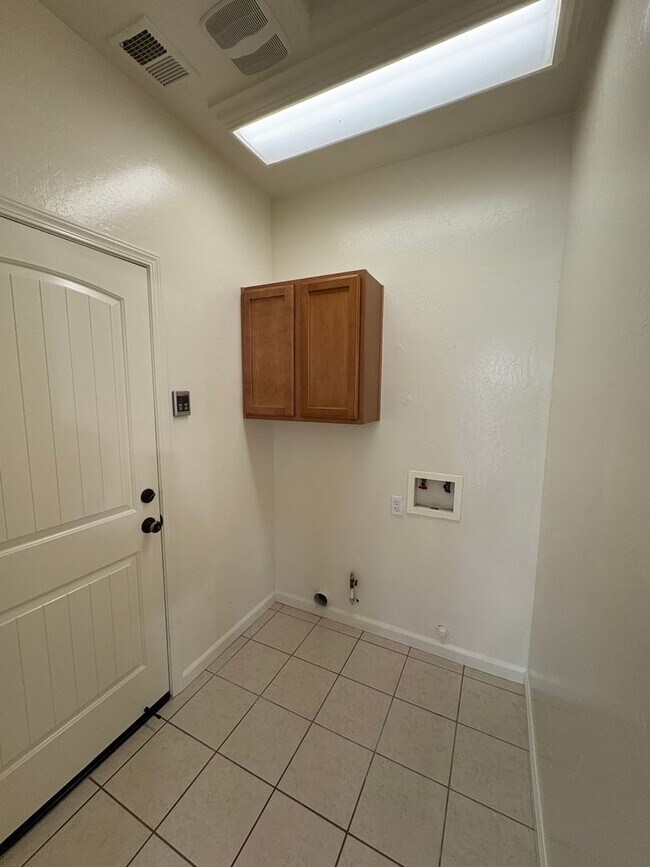 Foto del edificio - NW Visalia Home Near Shopping Center Rent ...