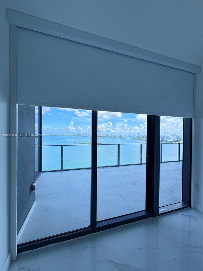 Foto del edificio - 700 NE 24th St