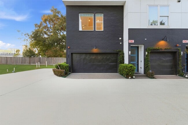 Building Photo - 2412 Canal St