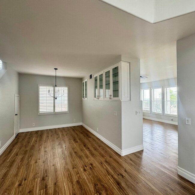 Building Photo - 4 Pastora