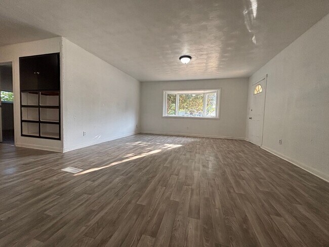Foto del edificio - Beautifully Remodeled 4 Spacious bedroom w...