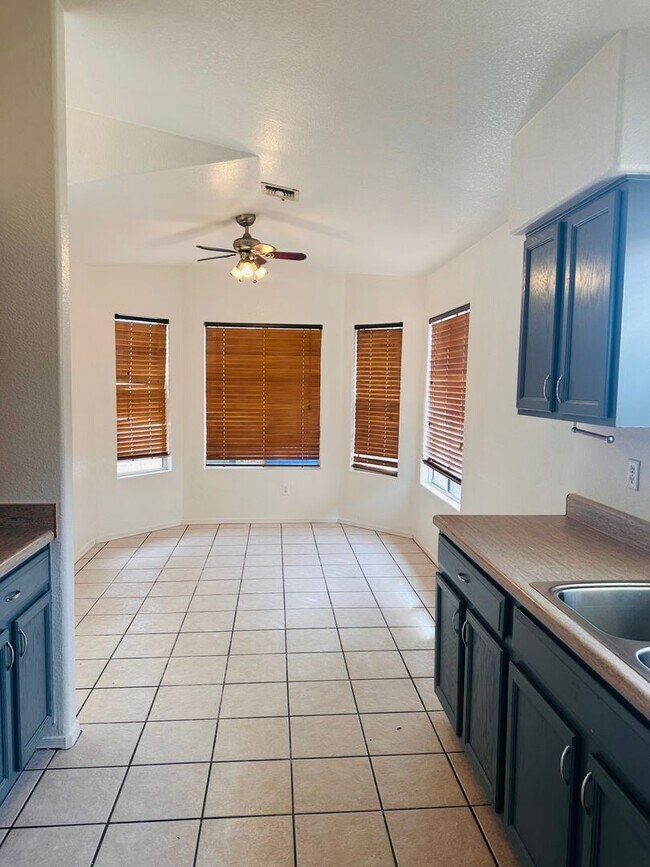 Foto del edificio - WEST SIDE HOME - SILVERBELL AREA - 2 BEDROOM PLUS LARGE DEN - LARGE YARD