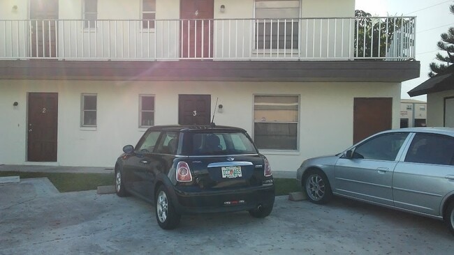 Building Photo - All tile   1/1 close to Cape Coral Pkwy