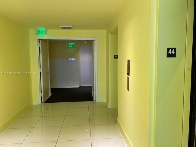 Foto del edificio - 475 Brickell Ave